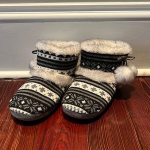 Women‘s Cuddl Dud Slippers with Grip Sole, Size M (7-8)